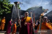 Puluhan biksu ikuti prosesi pengambilan Api Dharma jelang Waisak