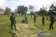 Kodim 1702/Jayawijaya bantu bersihkan puing rumah pascakonflik