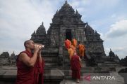 Prosesi penempatan rupang Bodhisatwa Manjusri di Candi Sewu