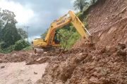 Pemprov Sumbar kerahkan alat berat atasi jalan longsor di Palembayan