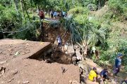 Jembatan penghubung desa ambrol, Bupati Temanggung percepat perbaikan