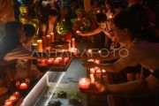 Persembahan lilin Tri Suci waisak di Padang