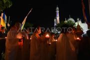 Persembahan lilin Tri Suci waisak di Padang