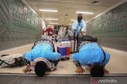 Sujud syukur jamaah haji kloter pertama saat tiba di tanah air