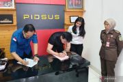 Kejari Mataram menyerahkan gedung LCC ke Bank Sinarmas