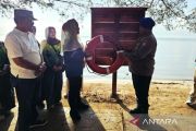Polisi siagakan pelampung keselamatan di Pantai Piwang Natuna