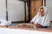 Demi sekolah anak dan rumah yang layak, Ibu Ragaia terus melangkah dari pesisir Papua Barat
