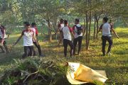 Polres Lombok Tengah membersihkan sampah di bypass