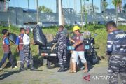 Satgas Operasi Trisila-26 TNI AL bersih pantai di Monumen MNEK Makassar