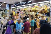 Jamaah belanja cendera mata khas haji di Pasar Kakiyah
