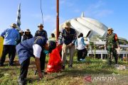 sekitar 300 pejuang lingkungan kumpulkan 330 kilogram sampah di kawasan Masjid IKN