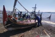 Sejumlah perahu nelayan di Situbondo rusak dihantam gelombang tinggi