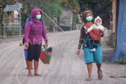 PVMBG mengimbau warga gunakan masker saat hujan abu Gunung Lewotobi