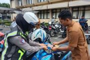 Pemkab Agam pasang stiker kendaraan belum bayar pajak