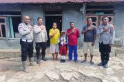 Kapolda NTT beri perlengkapan sekolah kepada siswa TTS viral pakai kaos kaki dari arang