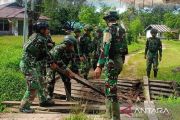 Pasukan Marinir memperbaiki jembatan untuk bantu warga Papua beraktivitas