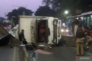 Truk terguling usai hantam beton pembatas flyover Pesing Jakbar