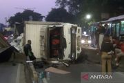 Truk terguling usai tabrak pembatas beton flyover Pesing Jakbar