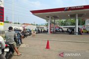 Harga Pertamax naik, antrean kendaraan roda dua jalur pengisian Pertalite mengular di SPBU