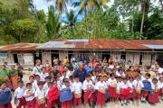 Kapolda NTT menyalurkan tas dan buku untuk siswa SD di pedalaman TTS