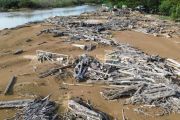 Sisa material banjir bandang di Padang
