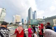 Warga menunggu demo Bundaran HI dari skydeck halte Transjakarta