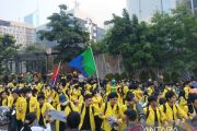 Sempat bersitegang, massa aksi dan aparat duduk bersama saat berorasi