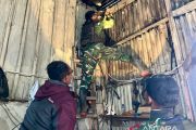 Satgas Yonif 511/DY perbaiki instalasi listrik warga Tiom Lanny Jaya