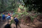 Petugas gabungan tangani longsor yang putus akses Padang-Painan
