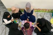 Senyum anak pekerja migran di Malaysia bersama mahasiswa UMS saat mengenali mata uang rupiah