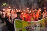 Tradisi pawai obor menerangi malam  Tahun Baru Islam di Makassar