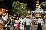 Umat Hindu masih ramaikan Pura Jagatnatha di malam Galungan