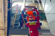 Damkar Jaktim evakuasi jenazah berbobot 120 kg dari lantai dua rumah