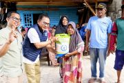 Anggota DPR salurkan 1.000 paket bantuan pangan bagi warga miskin di Kendari