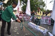 Aksi unjuk rasa di Padang