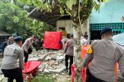 Brimob Polda-Sulteng bantu korban gempa di Sigi