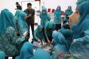 Emak-emak di Makassar dilatih buat eco enzym dari limbah