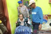 Polda Metro Jaya beri bantuan kursi roda bagi warga pesisir Jakut