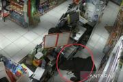 Pria bawa bayi gasak produk kosmetik di minimarket Meruya Jakbar