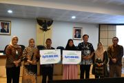 Dua ahli waris pekerja rentan terima santunan manfaat jamsos Program DBHCHT Jateng