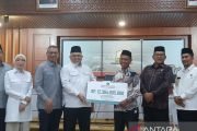 Kemenag dan DPR serahkan Rp15,4 miliar bantuan kebencanaan untuk Aceh