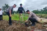 Polres Agam tanam ratusan pohon di lokasi bekas bencana hidrometeorologi