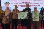 BPJS Ketenagakerjaan dan Pemkab Klaten serahkan simbolis kepesertaan jaminan sosial ketenagakerjaan bersumber dari DBHCHT tahun 2026
