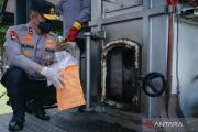 Kapolda NTB memusnahkan narkoba dan minuman beralkohol hasil penindakan