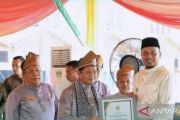 Bupati Inhu Ade Agus Hartanto terima penghargaan dari Menteri Agama RI