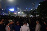 Massa aksi di Jalan Sudirman bertahan hingga malam