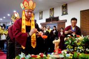 Ritual memandikan patung Buddha sebagai simbol pembersihan diri