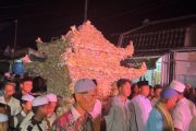 Sambut Muharam, satu kampung di Lumajang arak tempe wedok