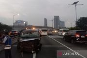 Terhalang asap, mobil MPV hantam bodi belakang truk di Tol Kuningan