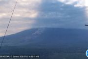 Gunung Semeru erupsi disertai luncuran awan panas sejauh 4 km